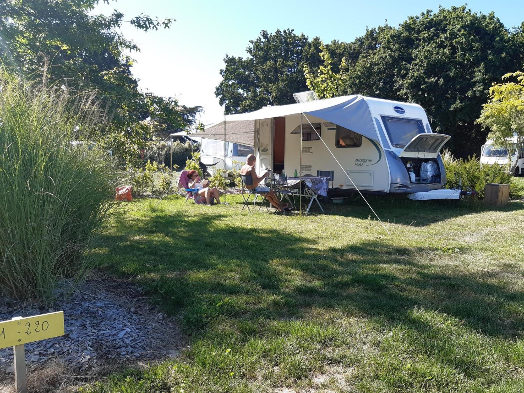 Camping Les Brillas Les Moutiers Exteriér fotografie